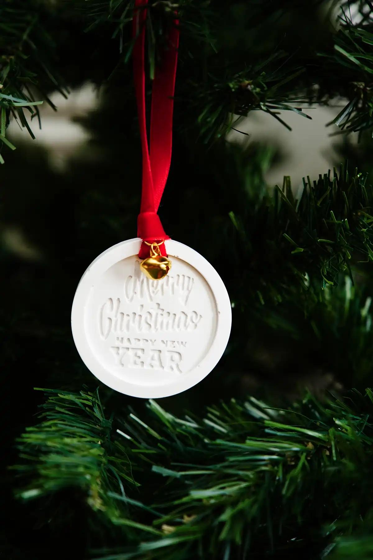 6’lı Yılbaşı Ağacı Süsü Kadife Kırmızı Kurdele ve Gold Çan