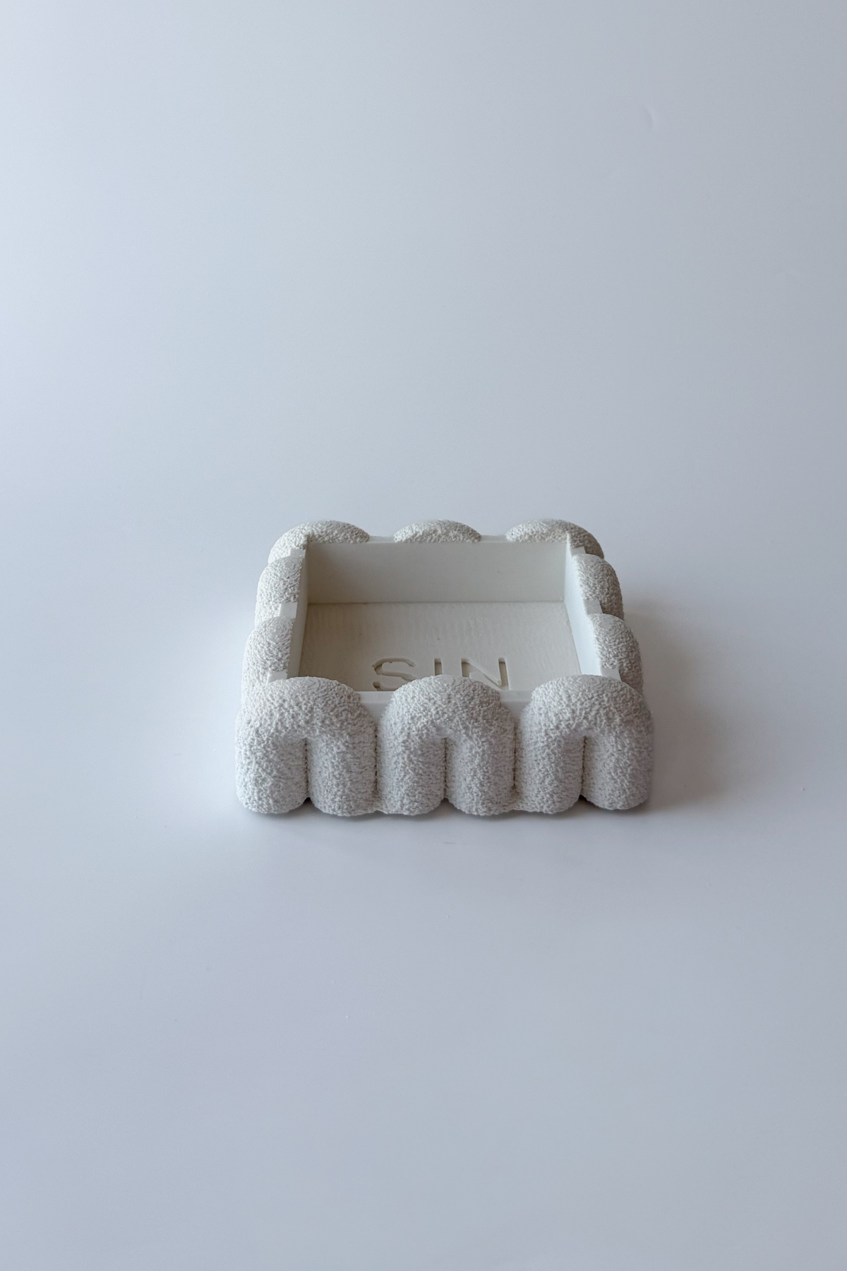 Dokulu Beton Bloknotluk Beyaz 11x11 cm | Minimal Masaüstü Notluk Standı | Dekoratif Ofis Düzenleyici