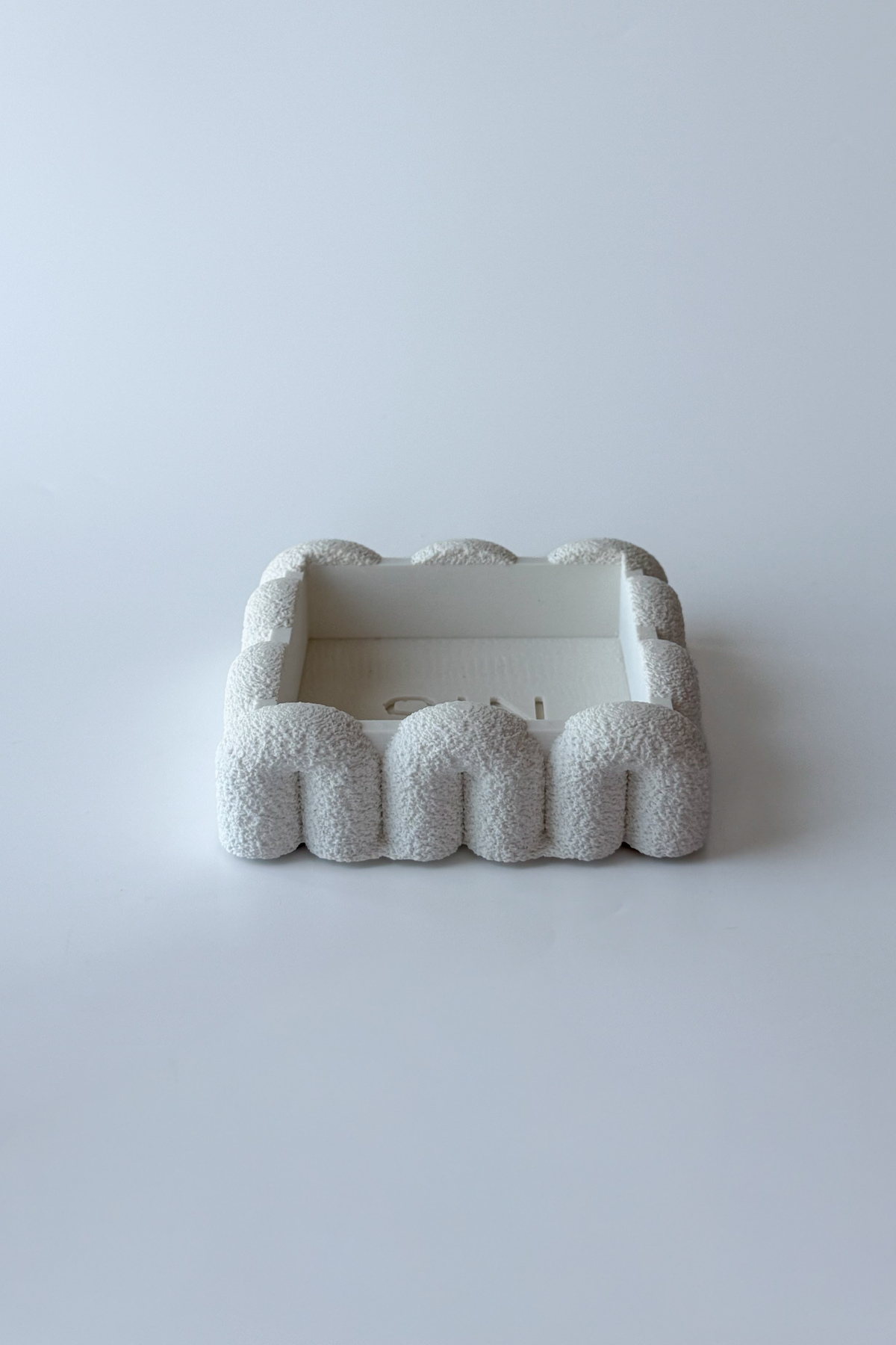 Dokulu Beton Bloknotluk Beyaz 11x11 cm | Minimal Masaüstü Notluk Standı | Dekoratif Ofis Düzenleyici